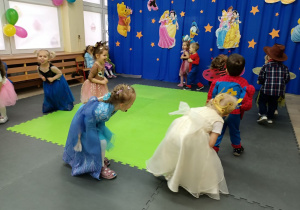 Dzieci tańczą wykonując czynności z piosenki